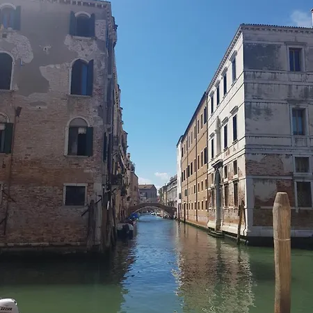 The Artist Place البندقية